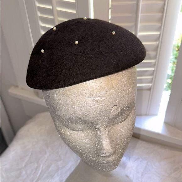 Vintage 40s/50s Glenover Brand Black Felt Beret with Pearl Accents on Top - Picture 1 of 7